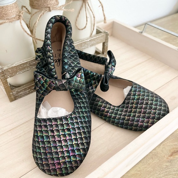 Chameleon Girls Bow Monkey Feet - Picture 7 of 7